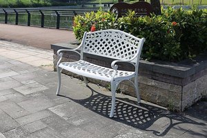 ספסל מעוצב לגינה עשוי אלומיניום יצוק דגם חושן צבע לבן ספסל מעוצב לגינה עשוי אלומיניום יצוק דגם חושן צבע לבן