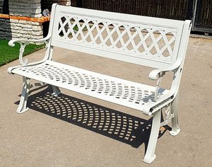 ספסל מעוצב לגינה עשוי אלומיניום יצוק דגם יהלום צבע לבן ספסל מעוצב לגינה עשוי אלומיניום יצוק דגם יהלום צבע לבן