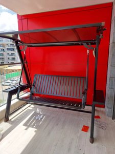 נדנדה תלת מושבית מאלומיניום דמוי עץ משלבת תאורה סולארית דגם מרוקו - צבע שחור נדנדה תלת מושבית מאלומיניום דמוי עץ משלבת תאורה סולארית דגם מרוקו - צבע שחור